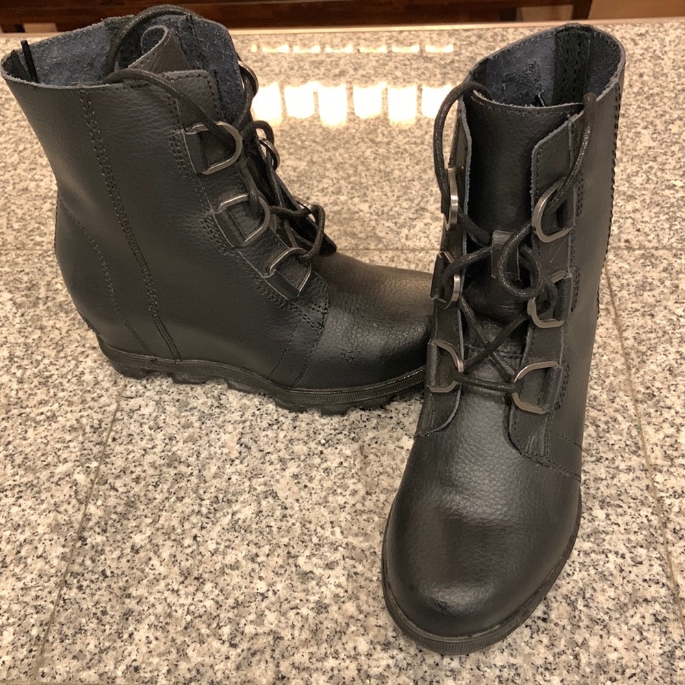 Sorel wedge boots size 4